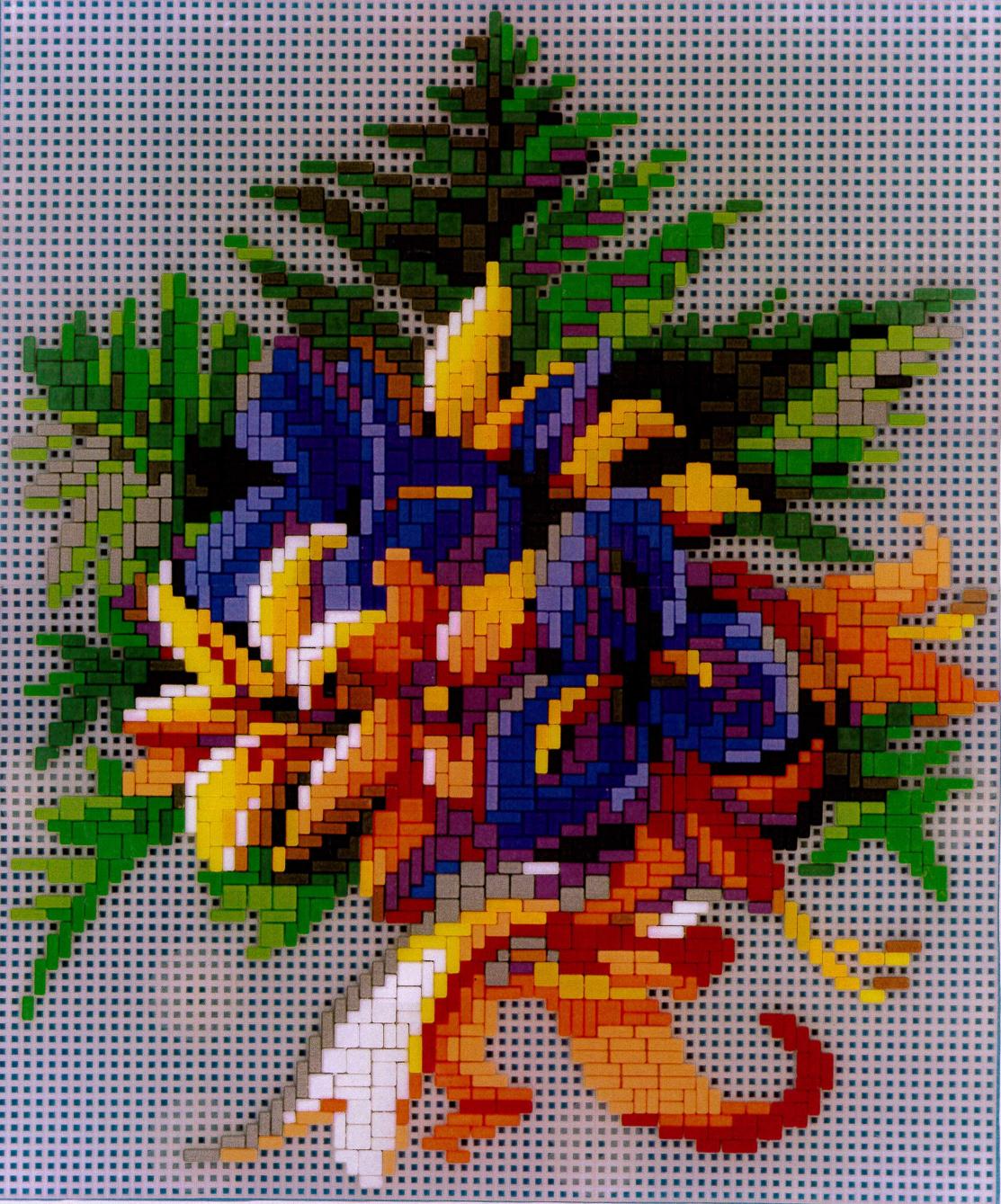 Nahaufnahme eines bunten Mosaikbilds: blaue, gelbe und orangefarbene Blumen aus quadratischen Mosaiksteinen auf perforierter Trägerplatte mit grünen Blättern