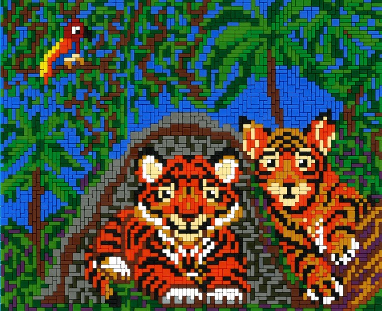 Buntes Mosaik-Pixelmotiv: Zwei rot-schwarze Tigerjunge liegen vor einer Höhle im grünen Dschungel, rechts eines auf einem Ast, oben links ein bunter Papagei; geeignet als Poster, Leinwand oder Kinderzimmerdeko