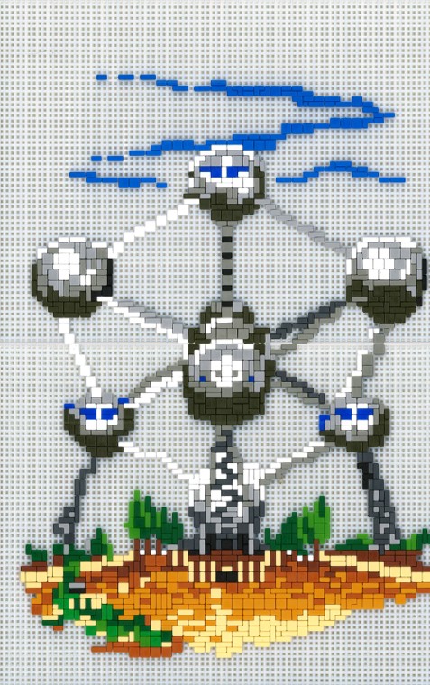 Pixel-Art Mosaikbild des Atomiums in Brüssel mit stilisierten silbergrauen Kugeln und Röhren, blauen Akzentwolken am Himmel und braun-grünem Mosaikboden
