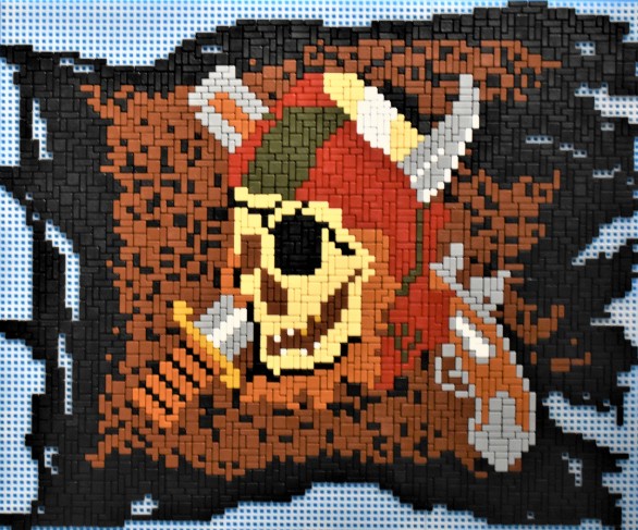 Pixel-Art Mosaik: Piratenschädel mit Augenklappe, rotem Helm mit Hörnern und Schwert auf zerrissenem schwarzem Hintergrund