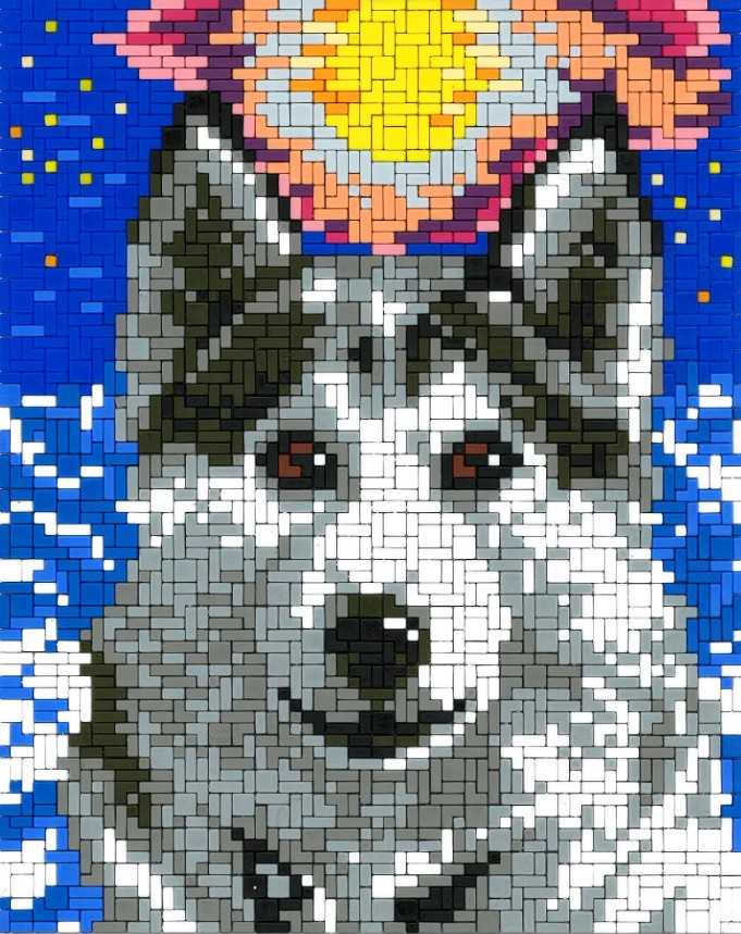 Stick it® Mini Stecksystem Motiv Präriewolf: detailliertes Steckbild eines grauen Wolfs vor blauem Sternenhimmel und Sonne, ca. 3.450 Teile, Größe 26x33 cm. Lieferung mit Vorlage, Farbstreifen, Grundplatten, Verbindern und Aufhänger; fördert Feinmotorik u