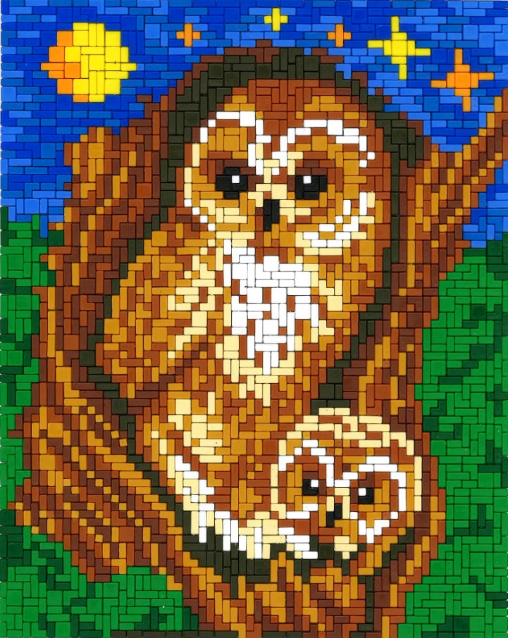 Stick it® Mini-Steckbild „Eulen in der Nacht“: farbenfrohes Mosaik zweier brauner Eulen auf Ast vor blauem Nachthimmel mit Mond und Sternen. Mini Stecksystem, ca. 3.400 Teile, Größe 33x26 cm, inkl. Vorlage, Farbstreifen, Grundplatten. Fördert Feinmotorik,