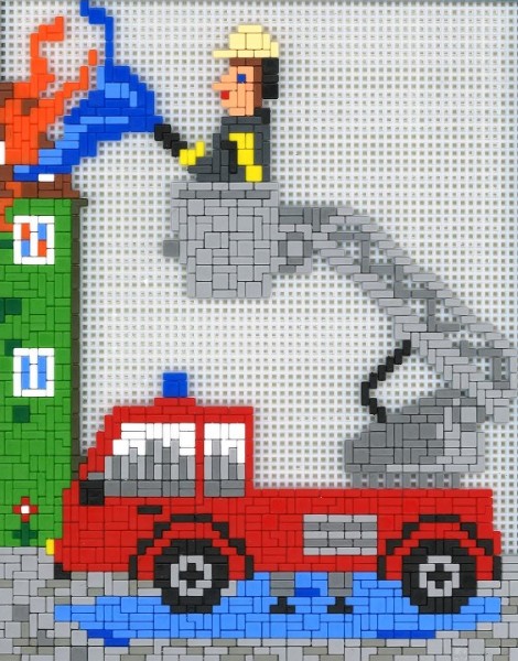 Pixelart-Mosaik aus bunten Steinchen: roter Feuerwehrwagen mit ausgefahrener grauer Drehleiter, Feuerwehrmann im Korb spritzt Wasser auf ein brennendes grünes Haus mit Flammen; grauer Hintergrund