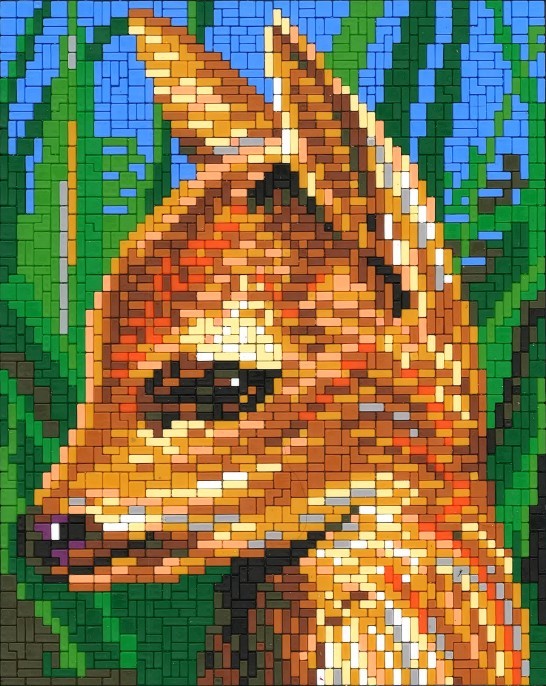 Rehkitzkopf Mosaikbild eines Rehkitz-Kopfes in Pixelkunst: orange-braune Kacheln vor grünem, pflanzenähnlichem Hintergrund